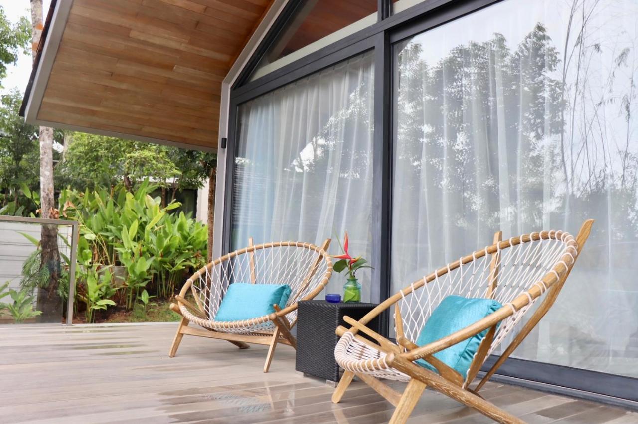 Hotel Island Escape Burasari Phuket Exteriér fotografie A pair of Condesa chairs