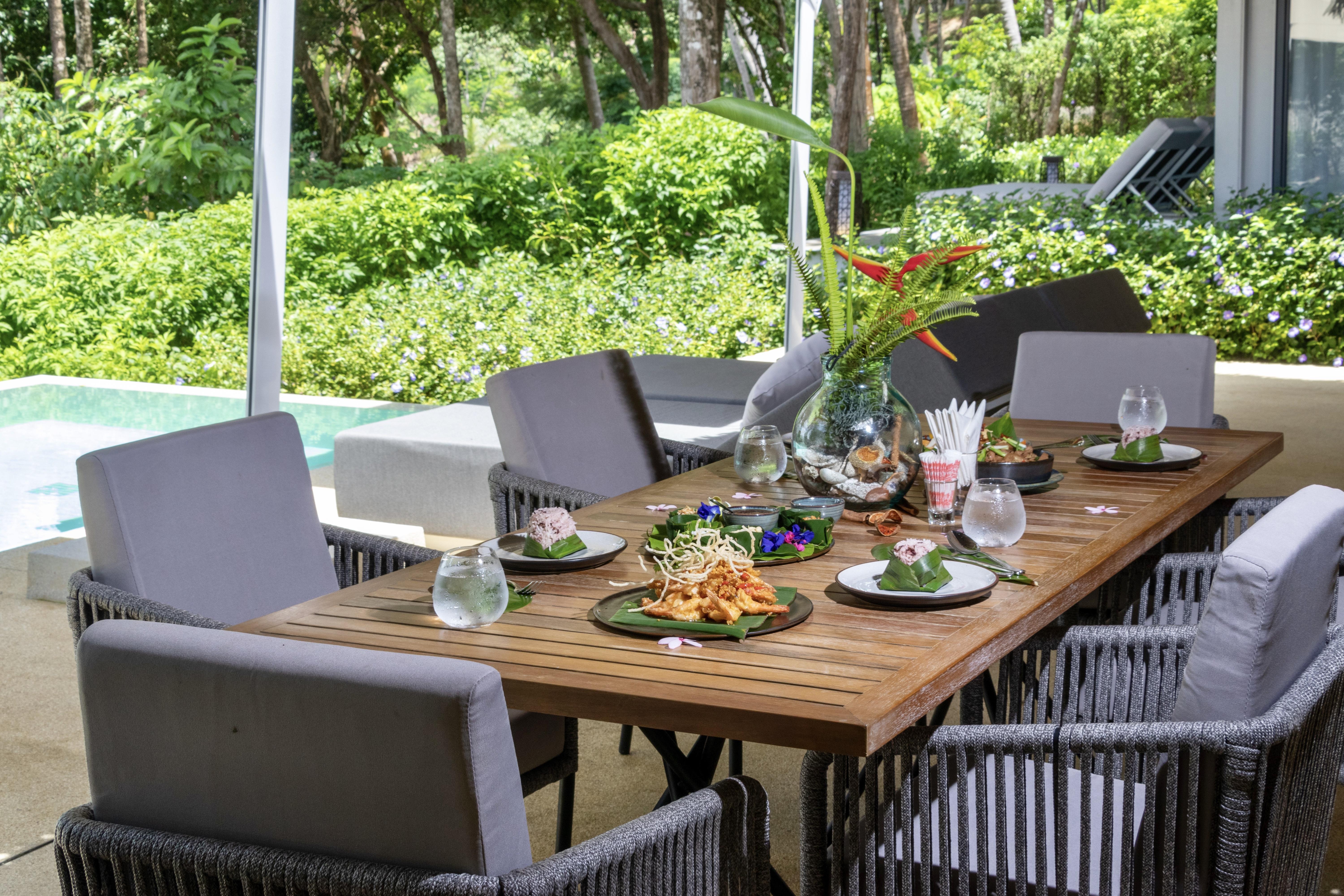 Hotel Island Escape Burasari Phuket Exteriér fotografie A dining table with chairs