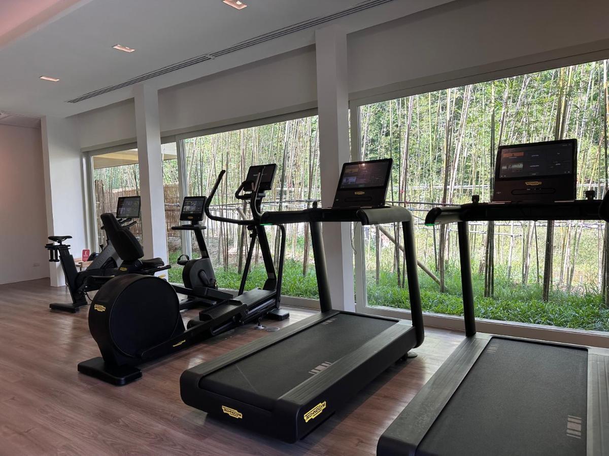 Hotel Island Escape Burasari Phuket Exteriér fotografie The gym at the hotel