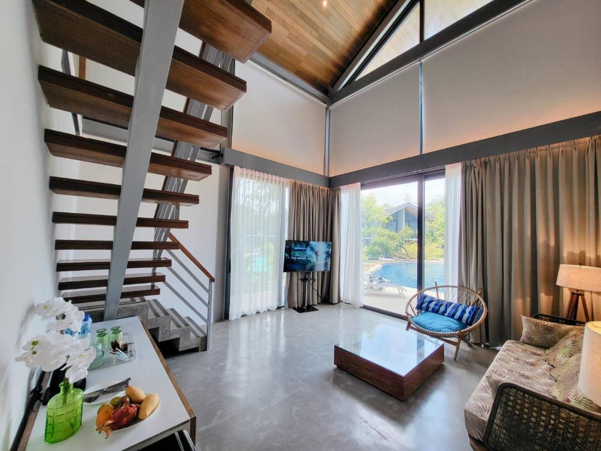 Hotel Island Escape Burasari Phuket Exteriér fotografie A living room in a villa at the resort